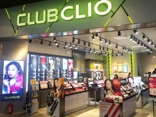 지난 27일 중국 광저우 주상 복합 쇼핑몰 시청두회 1층에 문을 연 뷰티 편집숍 클럽클리오 매장 전경 <클리오 제공>